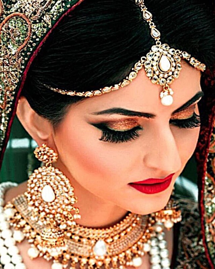 Golden Shade With Thin Stroke Of Green Eyeliner