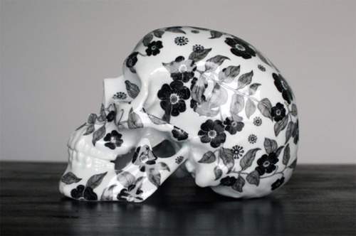 "Fleurs Noires" by NooN. #skull #porcelain #caveira