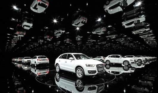 raum_1_f-800x472.jpg (JPEG-Grafik, 800x472 Pixel) #inspiration #saudi #white #black #kms #mirror #car