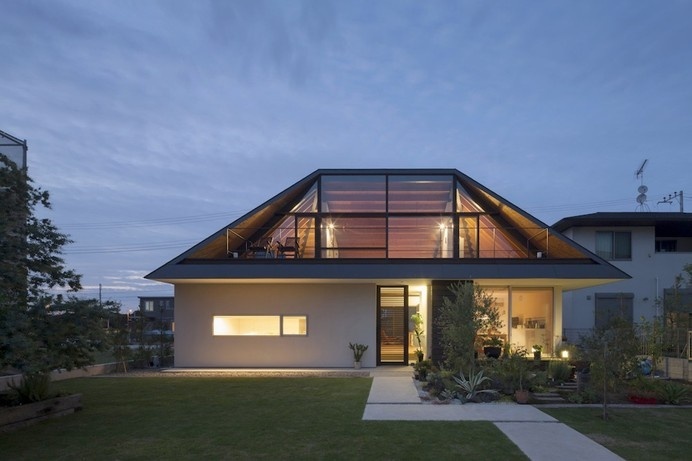 Modern House with Hipped Glass Roof in Japan #architecture #japan #modern