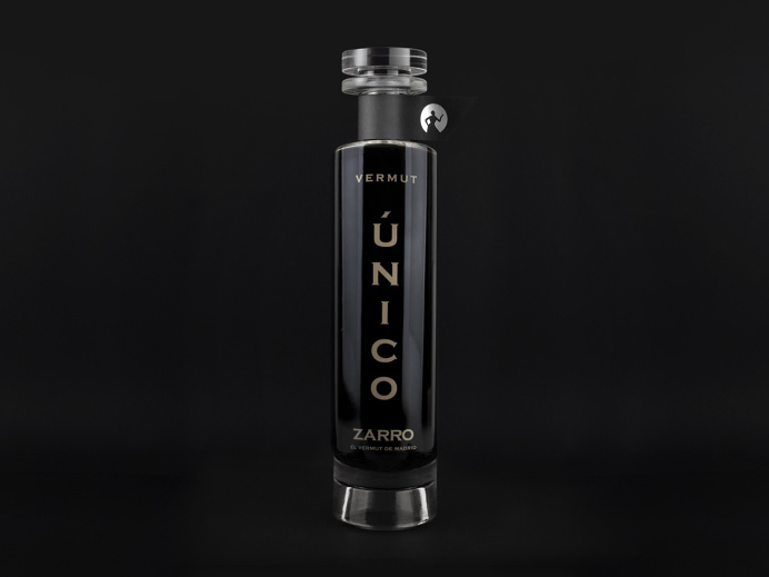 Zarro Único I Vermouth packaging. By Grantipo. #packaging #design #black #brand