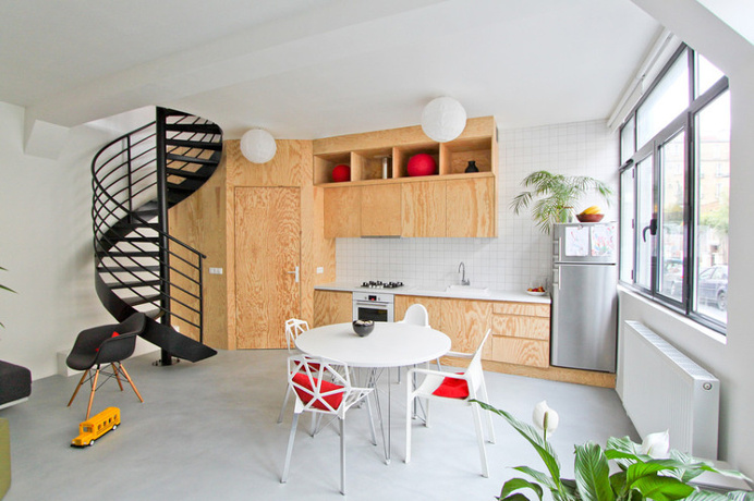 Cucina: legno e piastrelle