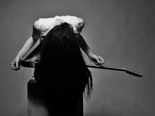 image_075_720.jpg 720×540 pixels #guitar #white #black #hair #and
