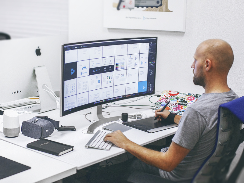 Работа setup. Стол графического дизайнера. Рабочее место дизайнера. Графический дизайнер. Веб дизайнер.