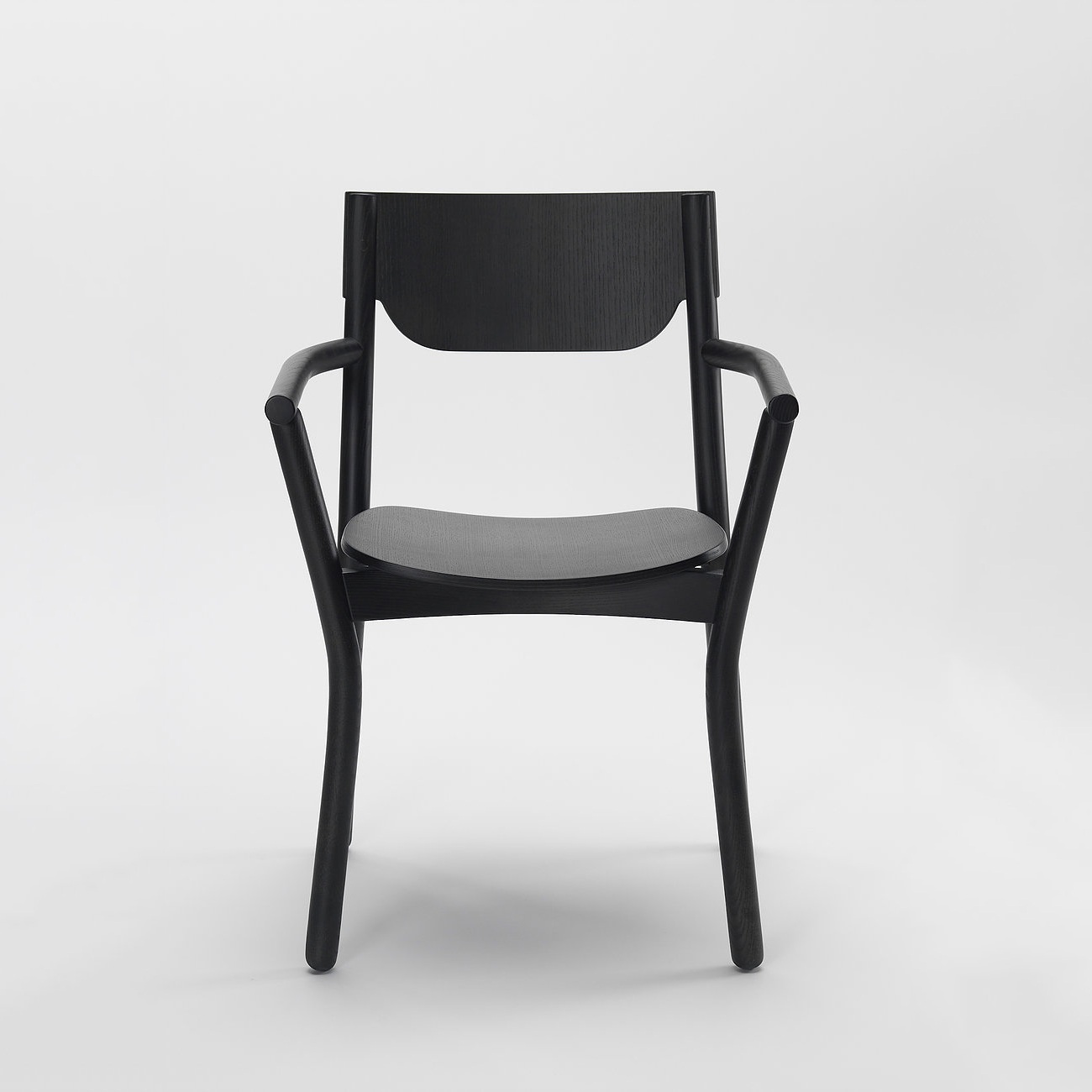 Черные матовые стулья