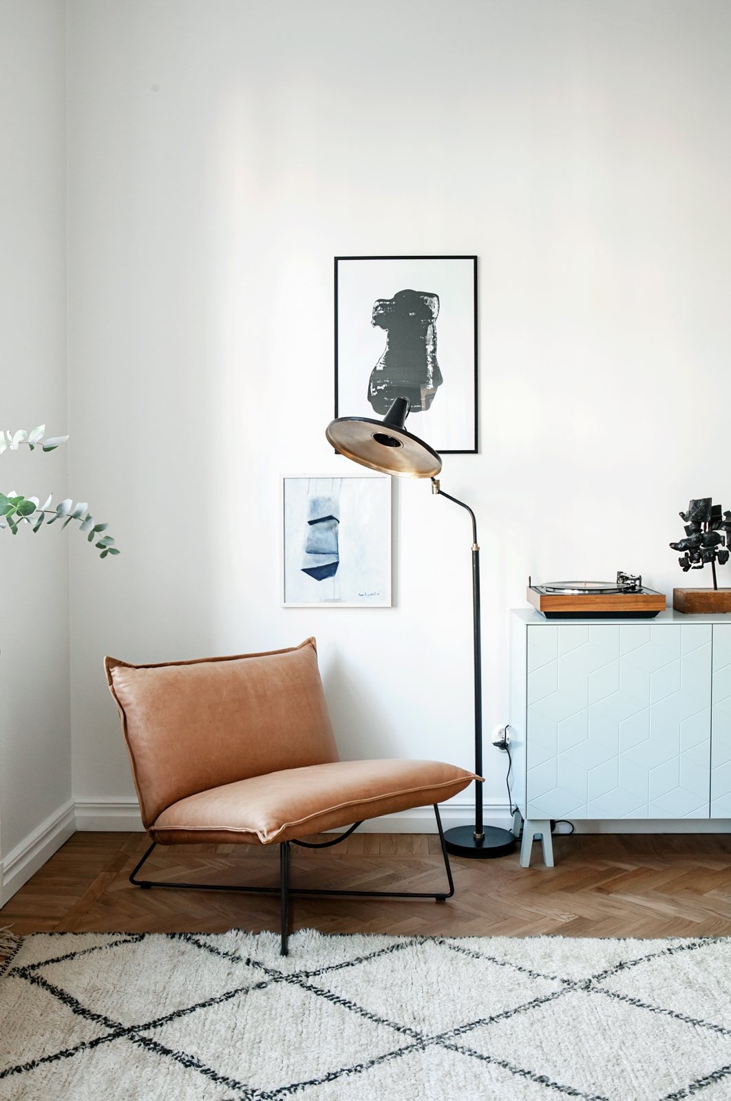 Living room with mid-century pieces. Roslagsgatan 41, 3 Tr. Photo by Anna Malmberg. #apartment #annamalmberg #fantasticfrank #interiordesign